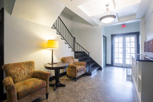 Building Photo - Amazing 2 BR/1 BA Condo in Georgetown, DC!