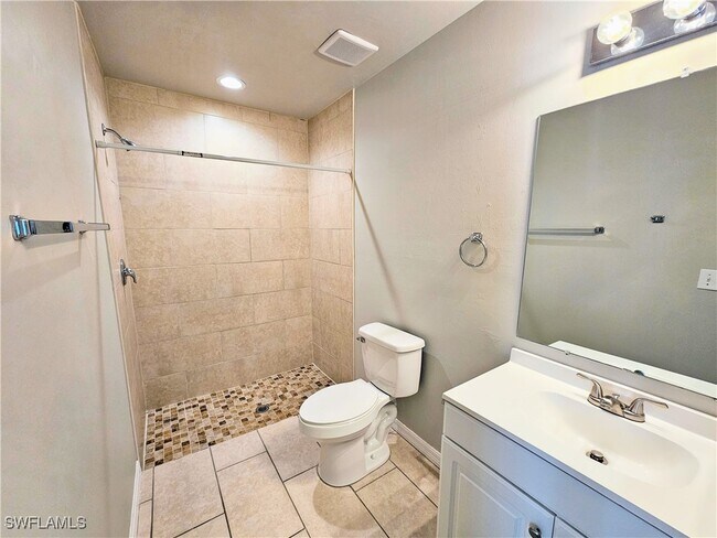 Building Photo - 2916 SW 7th Pl