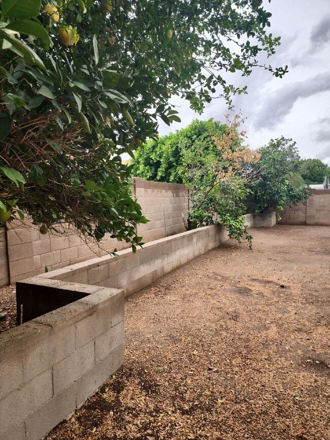 Building Photo - "Spacious 4-Bedroom Glendale Gem with Granite Elegance - 2018 Sq Ft of Comfort!"