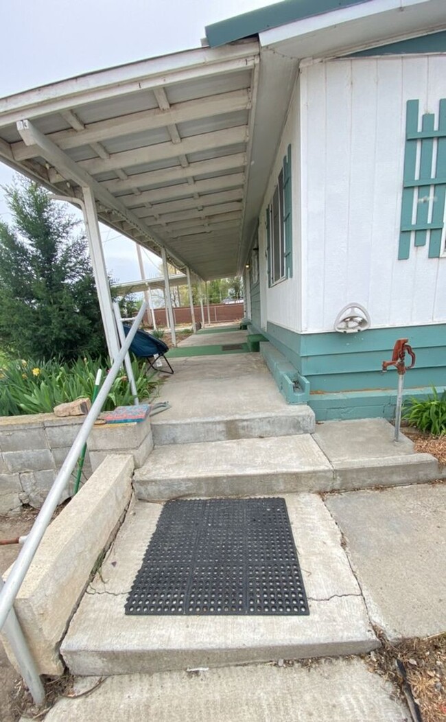 Building Photo - Great Little Home Out Of Town With Lots To...