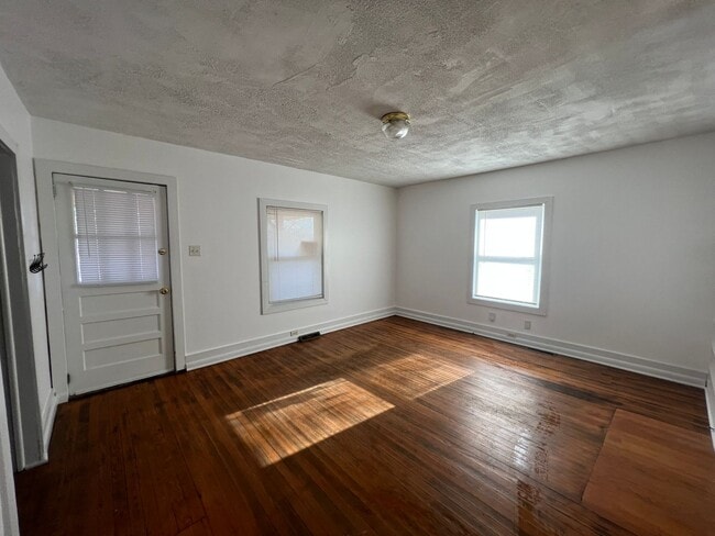 Building Photo - AVAILABLE TO SHOW!!!