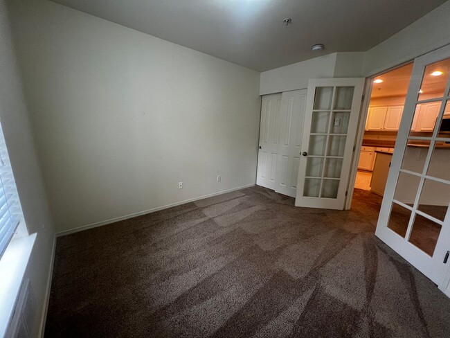 Building Photo - DuPont Condo, 3 bedrooms, 2.5 bath for Rent