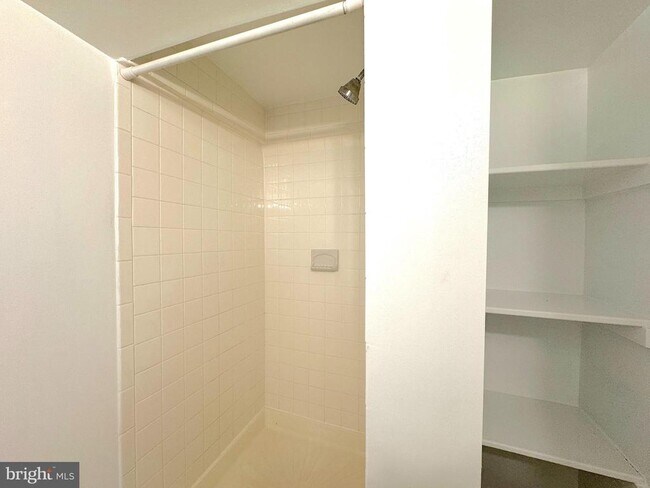 Building Photo - 5700 Fenwick Dr