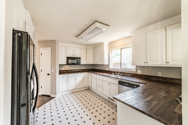 Building Photo - 2014 Fairway Hills Dr