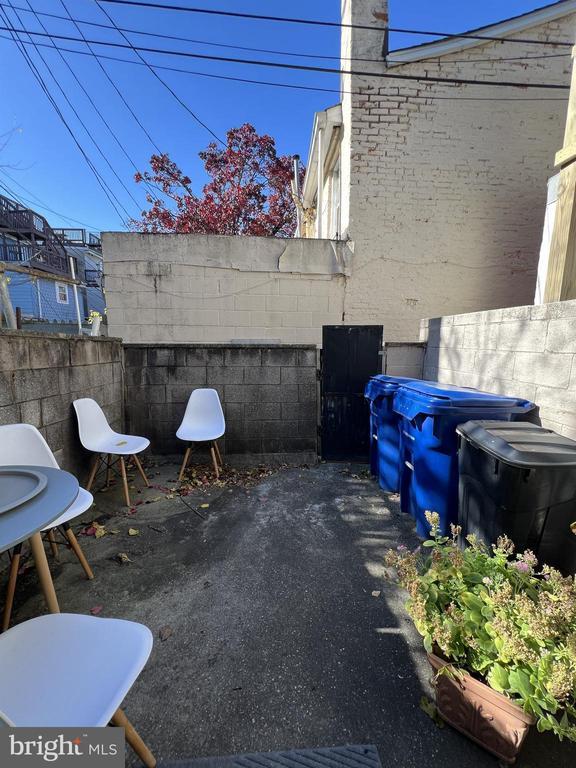 Building Photo - 324 S Castle St