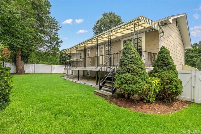 Building Photo - 649 White Plains Rd