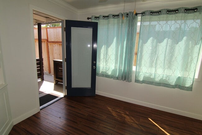 Building Photo - Large living room, dining and kitchen with One Bedroom, Custom