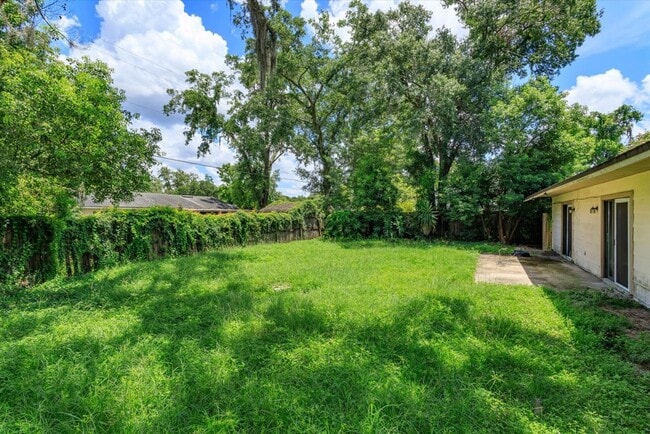 Building Photo - Gorgeous Single Family