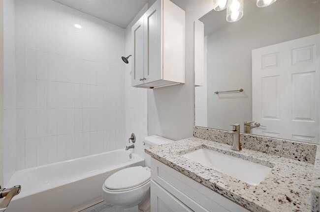 Building Photo - 346 Shady Bluff Dr