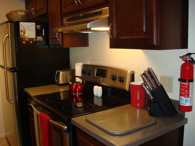 Building Photo - 3357 N Country Club Rd