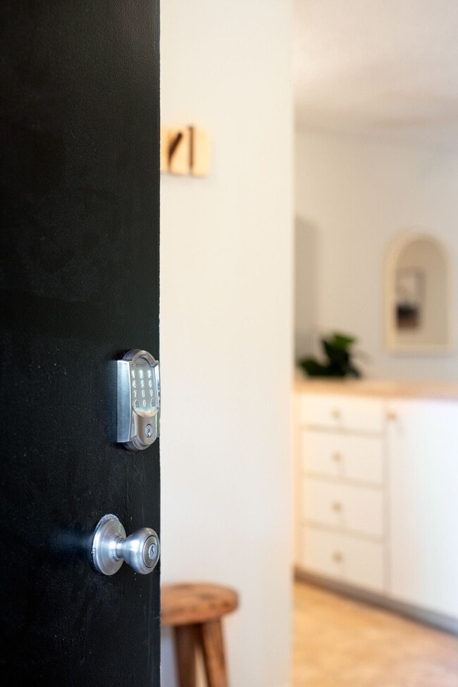 Building Photo - 2348 S Vermont St