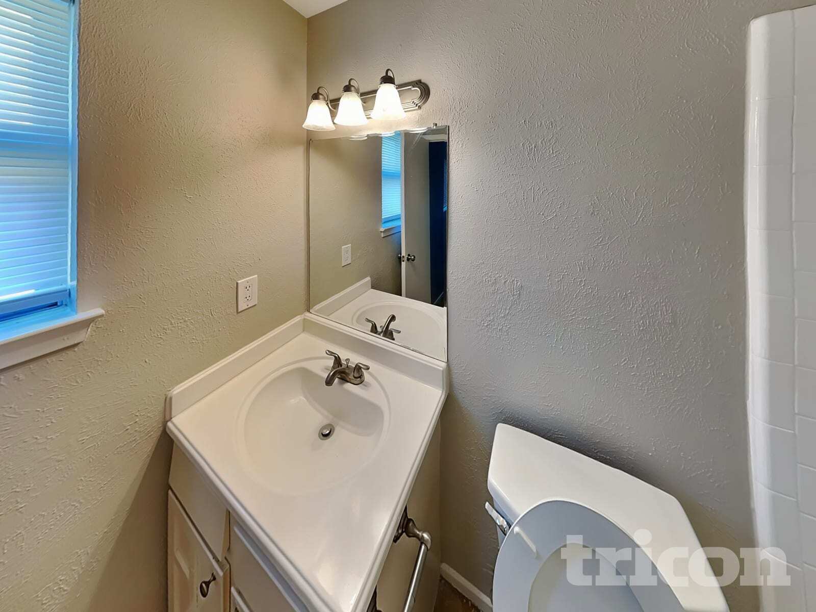 Building Photo - 1555 Willowbrook St