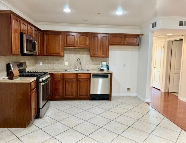 Primary Photo - Spacious 2 bedroom condo in Van Nuys