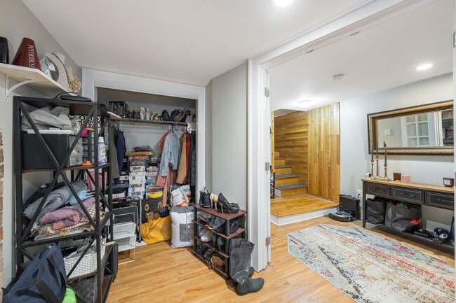 Building Photo - 251.5 York St