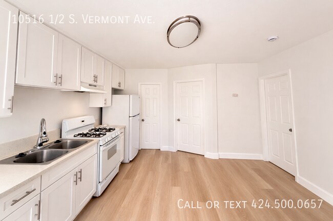 Building Photo - 10516 1/2 S. Vermont Ave.-