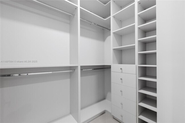 Building Photo - 807 SW 12th Ave