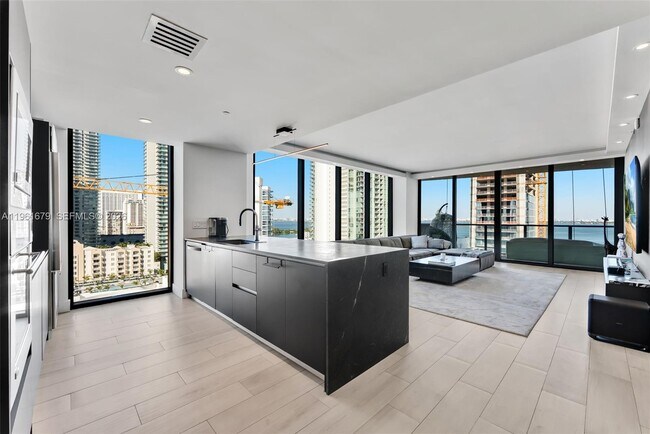 Building Photo - 460 NE 28th St