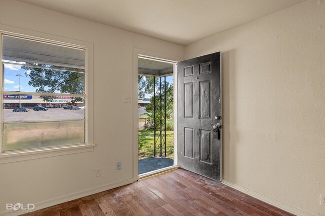 Building Photo - 2617 Waggoner Ave