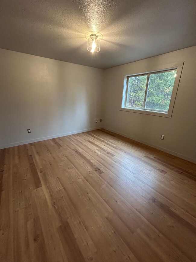 Building Photo - Newly Remodeled Home in Desirable Oregon W...