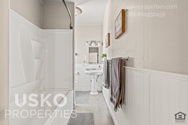 Building Photo - 808 Main St