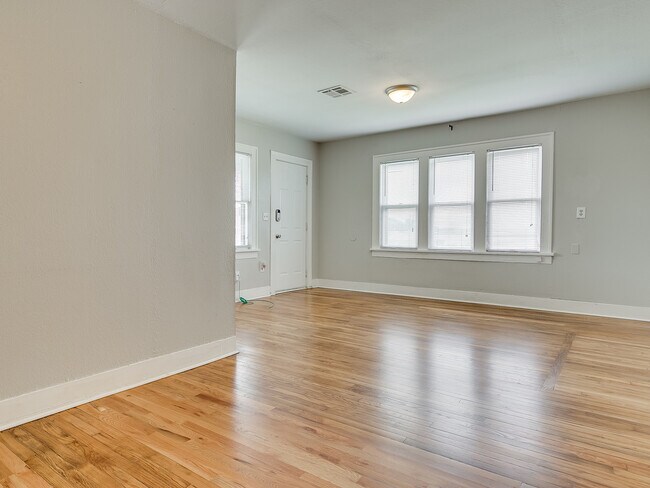 Building Photo - Updated DUPLEX + Minutes away from The Plaza, Paseo, Midtown, Uptown District!