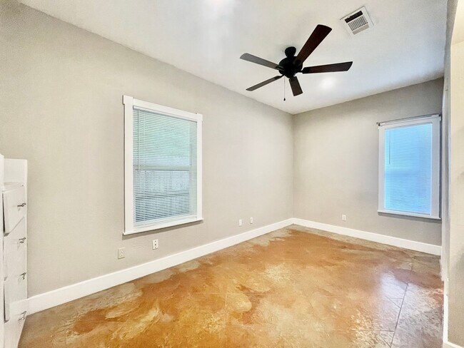 Building Photo - 705 Smith Dr