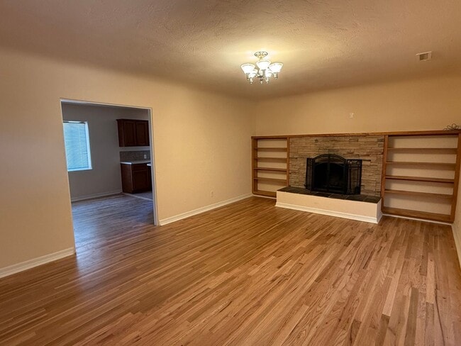 Building Photo - 4 Bedroom, nice area, 2 Car Garage