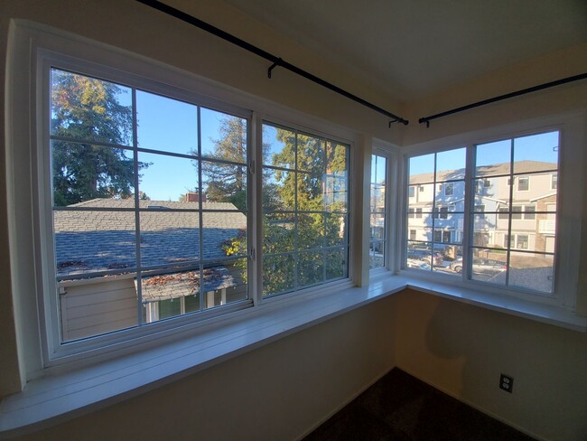 Building Photo - Redwood City duplex