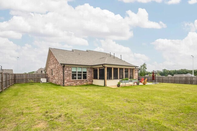 Building Photo - Custom Bartlett Home on Corner Lot with Mo...