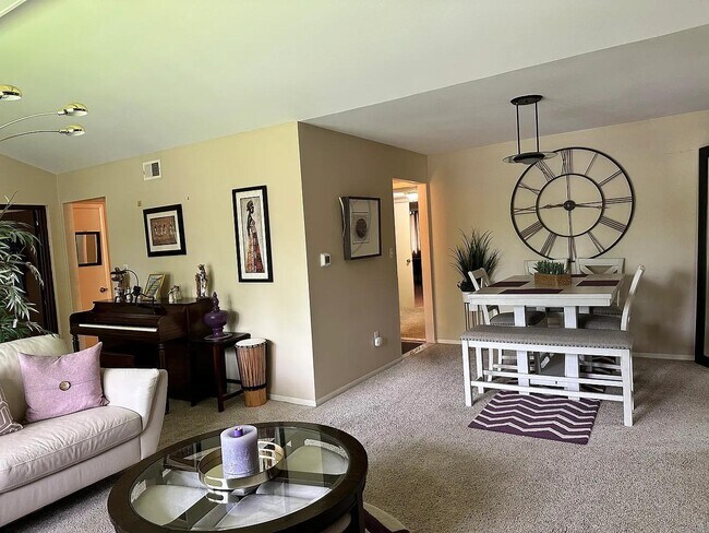 Building Photo - 208 Denrose Dr