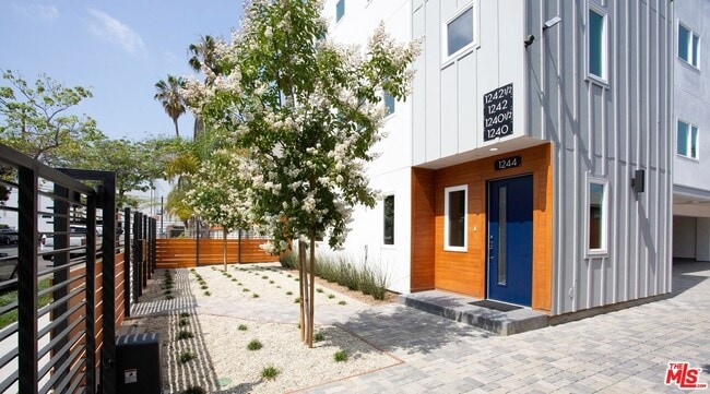 Building Photo - 1242 Beachwood Dr