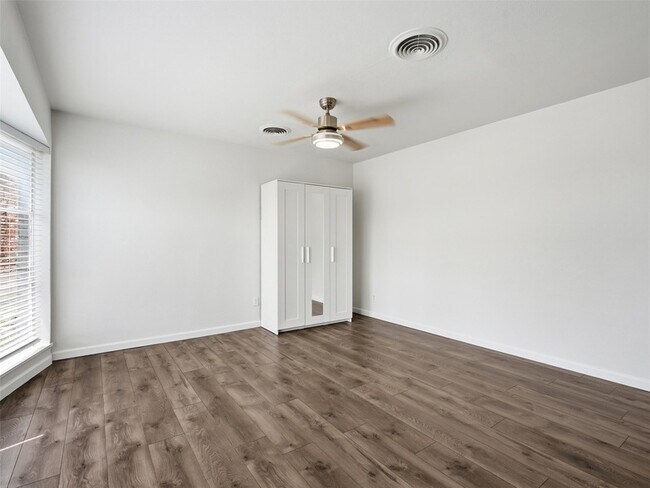 Building Photo - 2121 Canton Dr