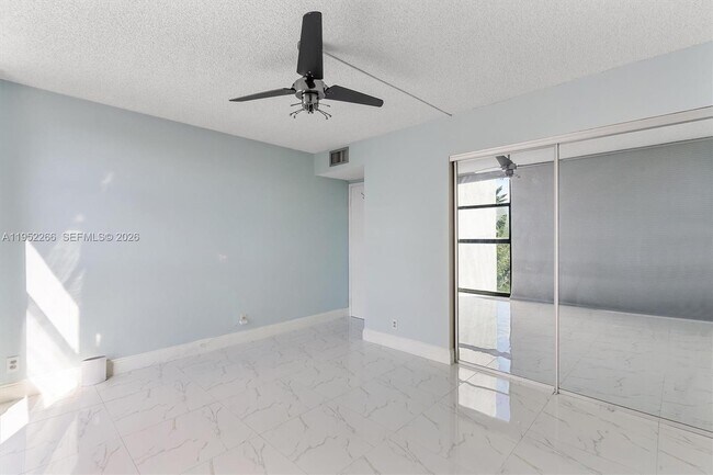 Building Photo - 600 Parkview Dr