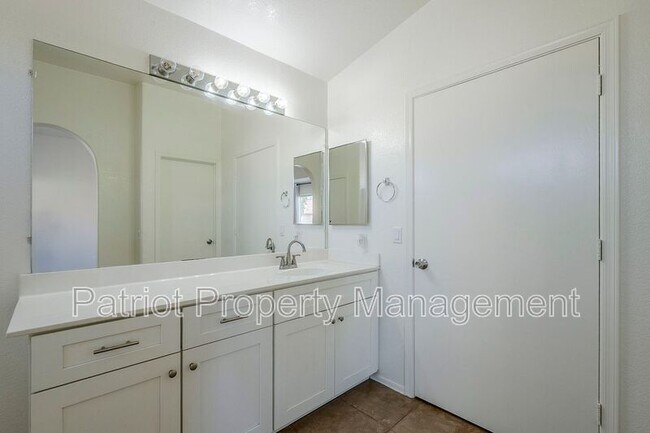 Building Photo - 2530 E Camellia Dr