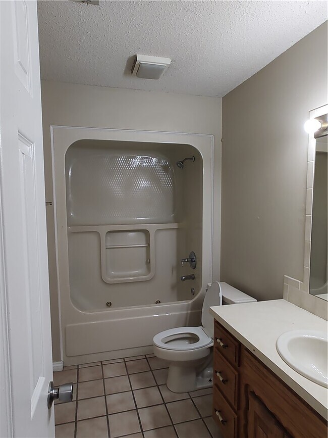 Building Photo - 218 Fox Run Pl