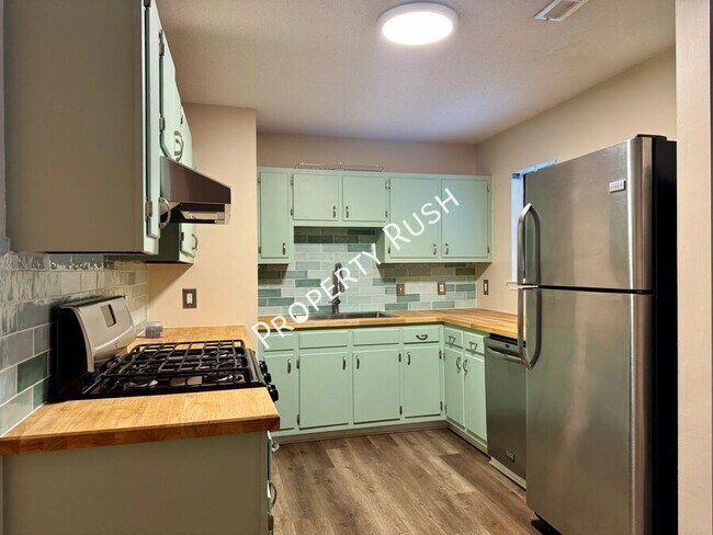 Building Photo - 1110 Fernway Cir