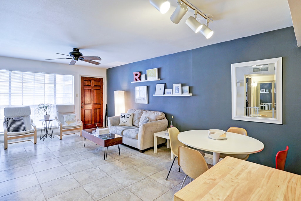 Living Room - 2507 Montrose Blvd