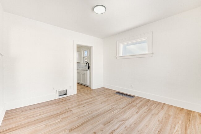 Building Photo - New 3 bedroom listing! RENT SPECIAL HALF OFF FIRST MONTH!