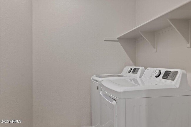 Building Photo - 9749 E Tahoe Ave