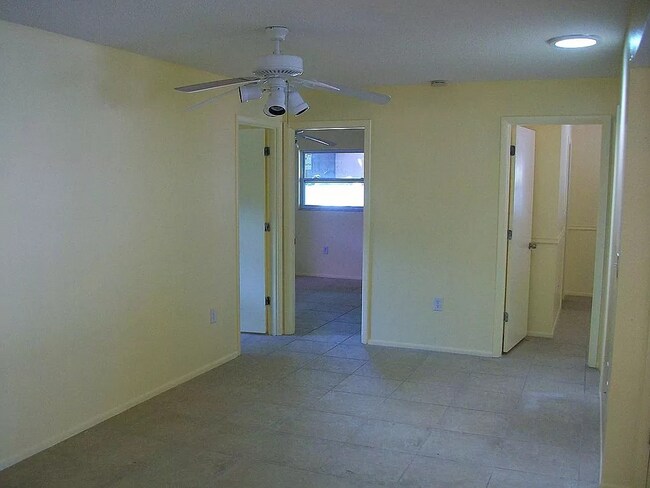 Building Photo - 4/2 Home conveniently located in Sarasota near Beaches, Jungle Gardens, Airport & Downtown!
