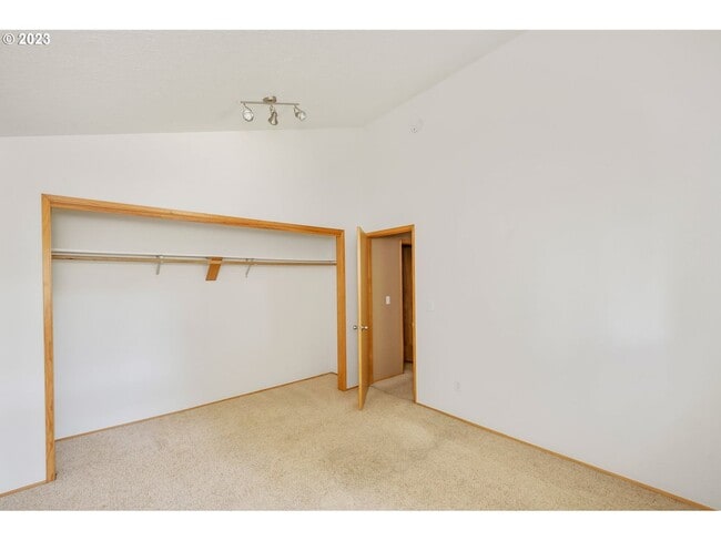 Building Photo - 2Bd/2Ba Second Floor Condo in SE with Washer & Dryer, 2 Car Dethatched Garage and a Serene Courty...