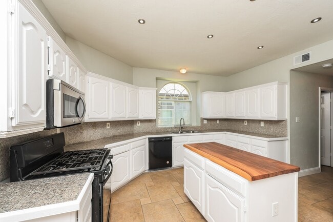 Building Photo - 5BR/2.5BA | Newly Renovated Single Family Home | Great Front and backyard | Private Pool!