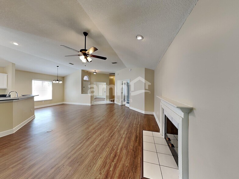 Building Photo - 805 Putters Green Way N