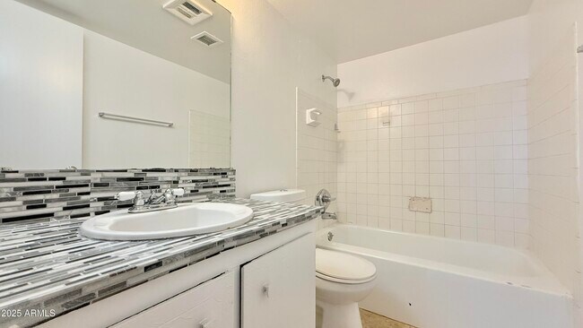 Building Photo - 2415 W Hazelwood St