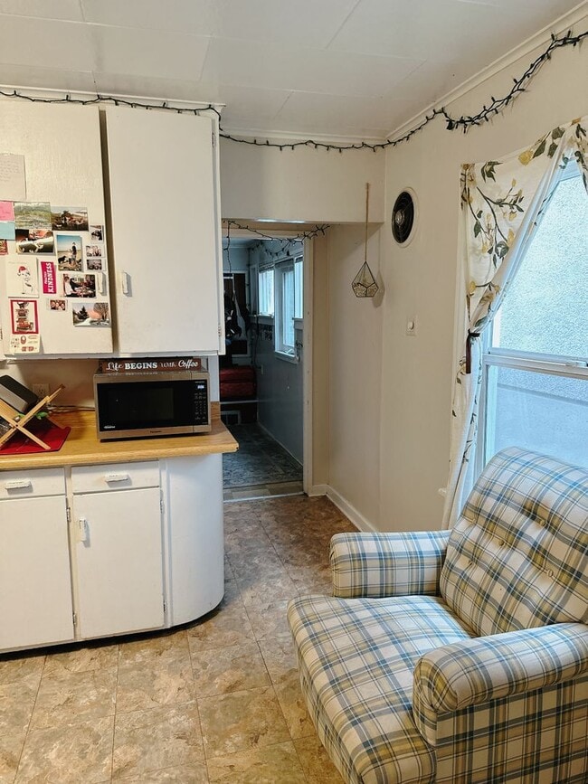 Building Photo - PRELEASE: 4 bd/1ba across from Laurel Park + near WWU