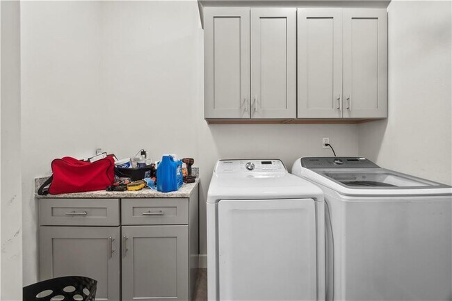 Building Photo - 1041 Silver Maple St