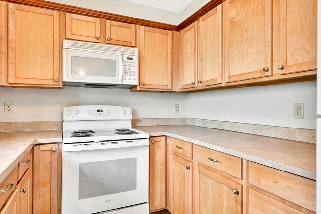 Building Photo - Savage / Ellis Duplex