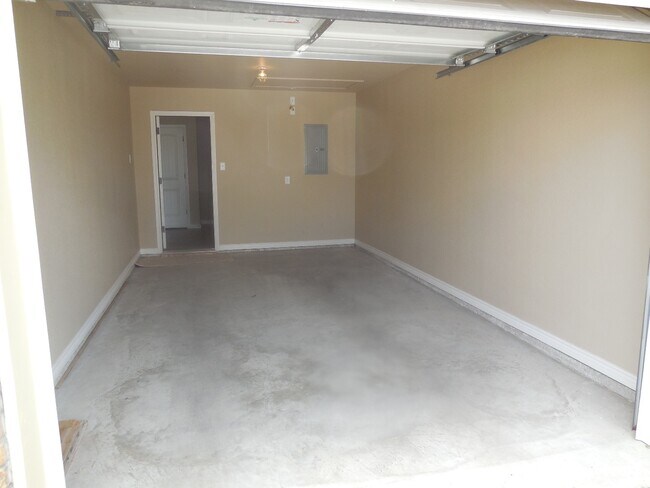 Building Photo - 613 Paseo del Plata Dr