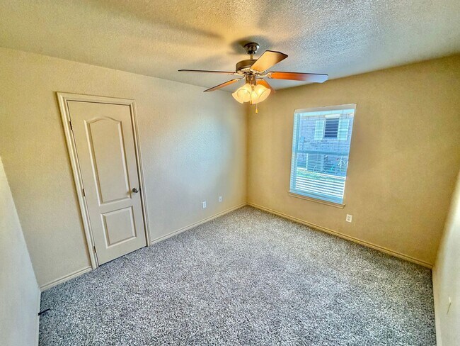 Building Photo - 2415 Isabelle Dr
