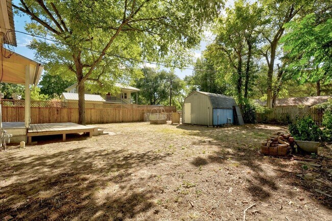 Building Photo - 304 Olive St